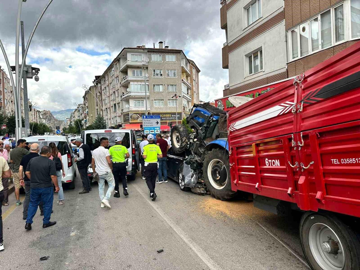Tokat\'ta freni boşalan traktör araçlara çarptı