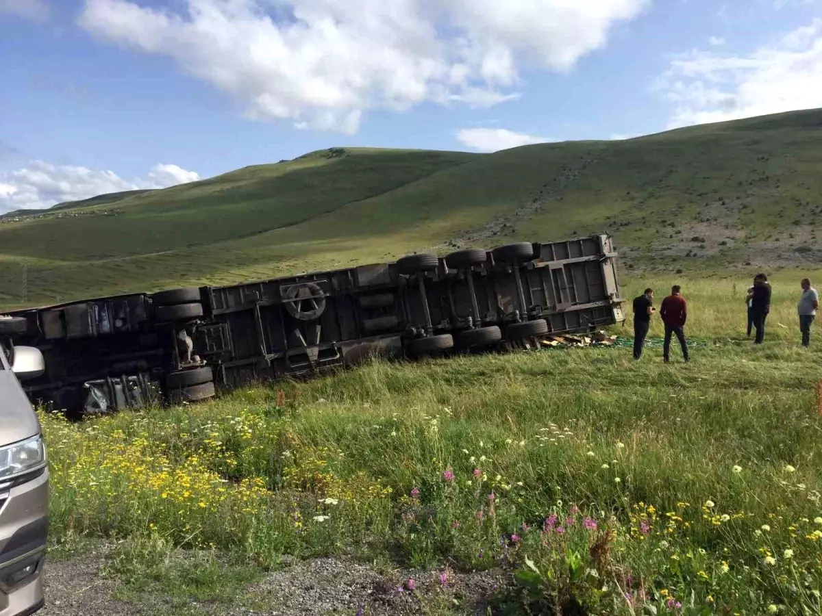 Ardahan\'ın Posof ilçesinde tır devrildi