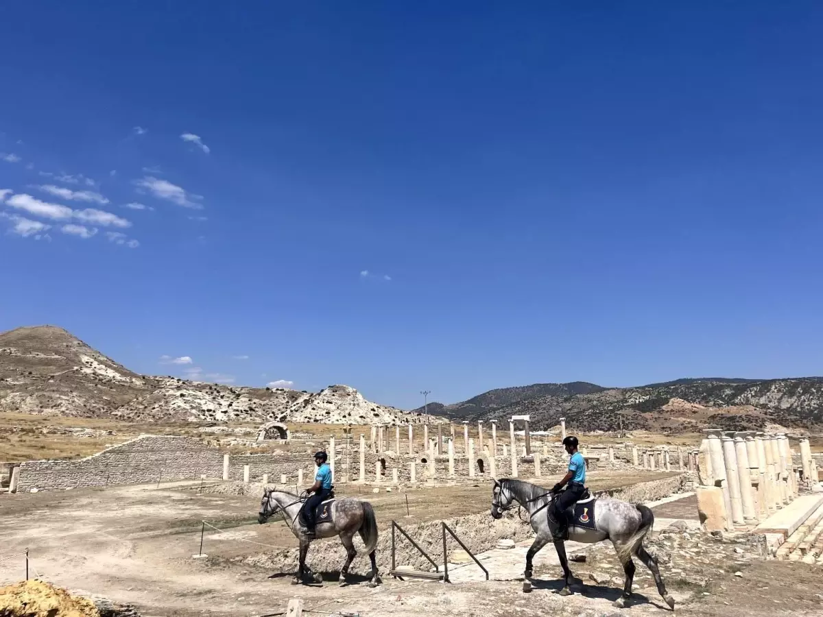 Atlı Jandarma Timi, Buldan\'da Tripolis Antik Kenti\'nde Devriye Faaliyeti Gerçekleştirdi