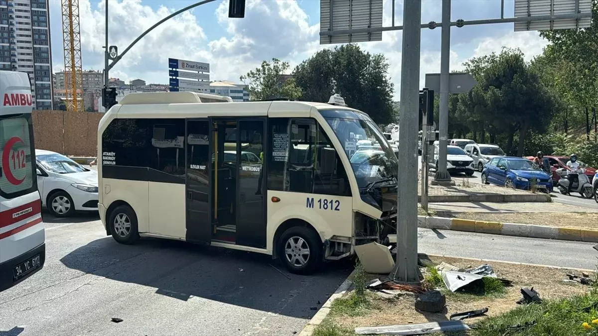 Bağcılar\'da Minibüs ile Cip Çarpışması: 1\'i Ağır, 6 Kişi Yaralandı