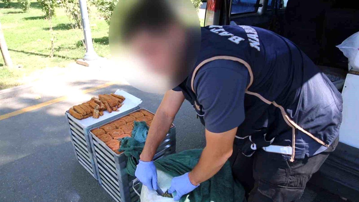 Batman\'da kadayıf tepsileri arasında esrar sevkiyatı