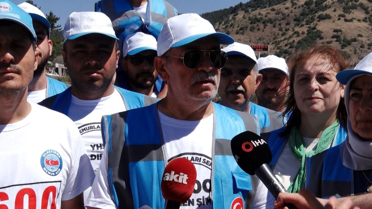 Memur-Sen\'e bağlı sendikaların yürüyüşü devam ediyor