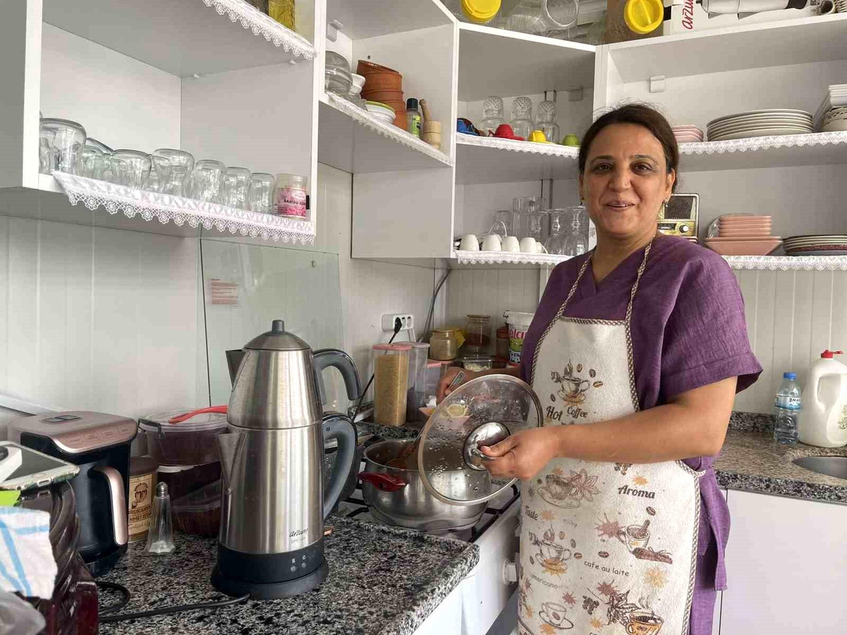 Osmaniye\'de Depremzedelerin İş Yerine Hırsız Girdi, İçli Köfte Pişirip Yedi