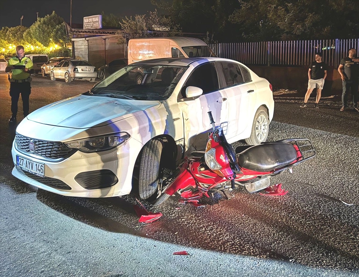 Gaziantep\'te otomobil ile motosiklet çarpışması: 2 yaralı
