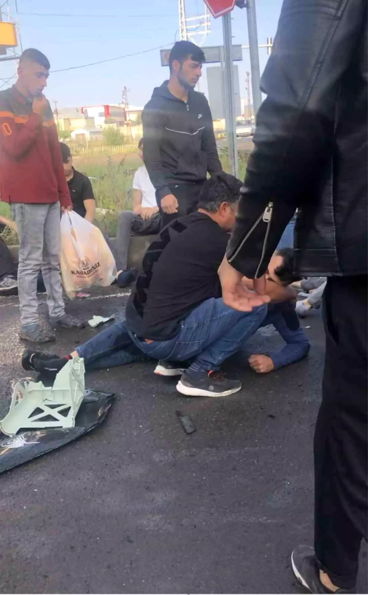 Kars\'ta Minibüs ve Otomobil Çarpıştı: 8 Yaralı