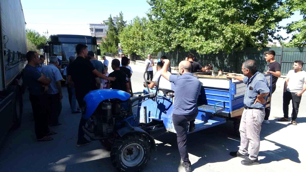 Mahalleli, MOTAŞ\'ın güzergah iptallerine tepki gösterdi