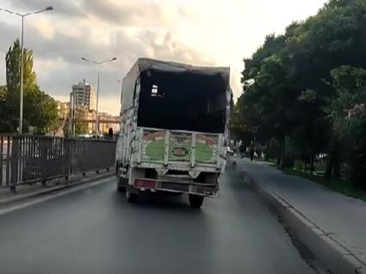 Eskişehir\'de Tehlikeli Manevralar Yapan Plakasız Kamyon Şoförü Tepki Topladı