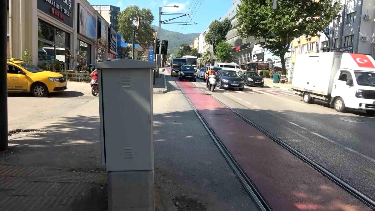 Bursa\'da Otobüs Şoförü Kaza Yaptı, Otomobil Sürücüsü Kaçtı