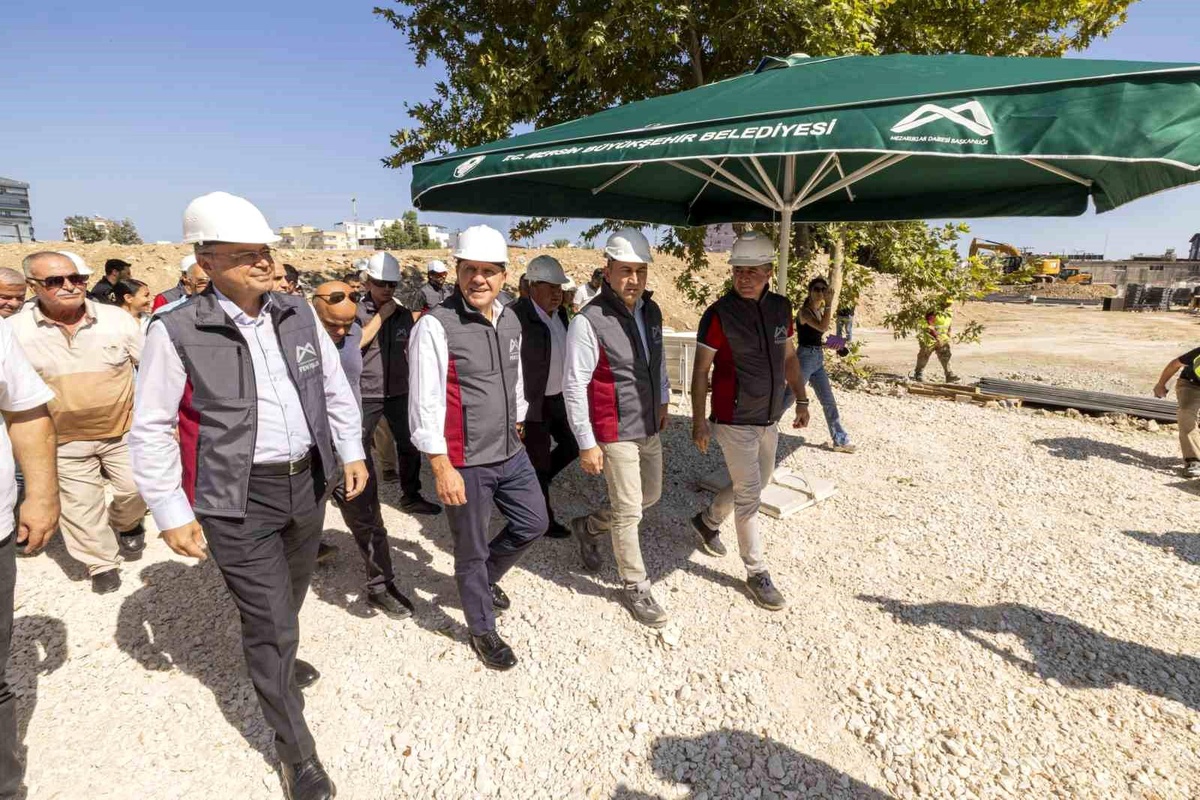 Mersin Büyükşehir Belediye Başkanı Vahap Seçer, Silifke Sosyal Yaşam Merkezi İnşaatını İnceledi