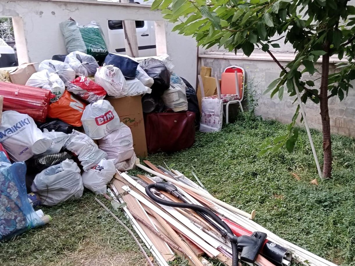 Engelli Adamın Çöp Biriktirmesi Mahalle Sakinlerini Rahatsız Ediyor