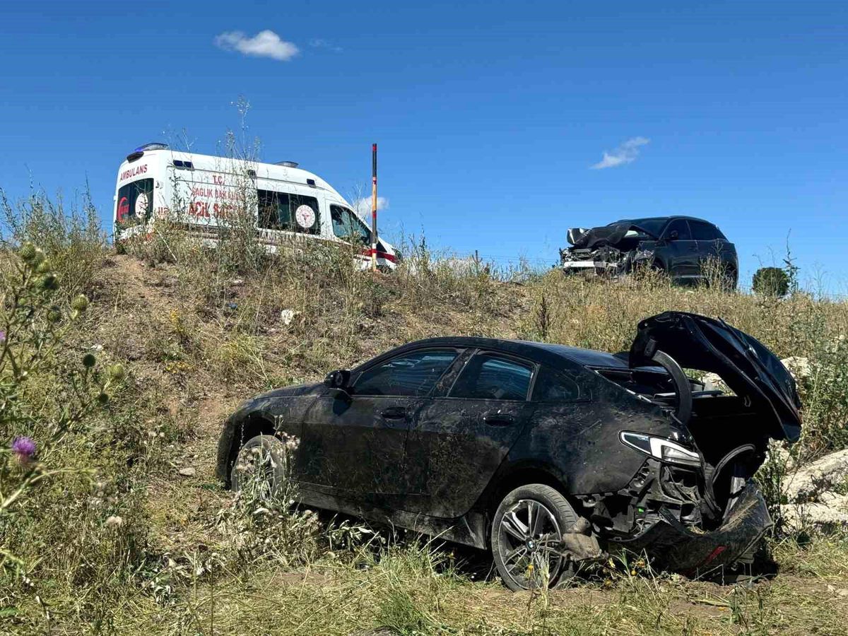Ağrı\'da trafik kazası: 13 kişi yaralandı