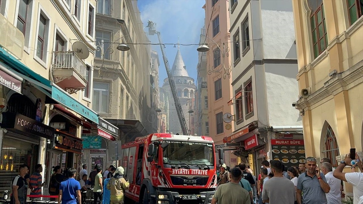 Beyoğlu\'ndaki Otelin Çatısında Çıkan Yangın Söndürüldü