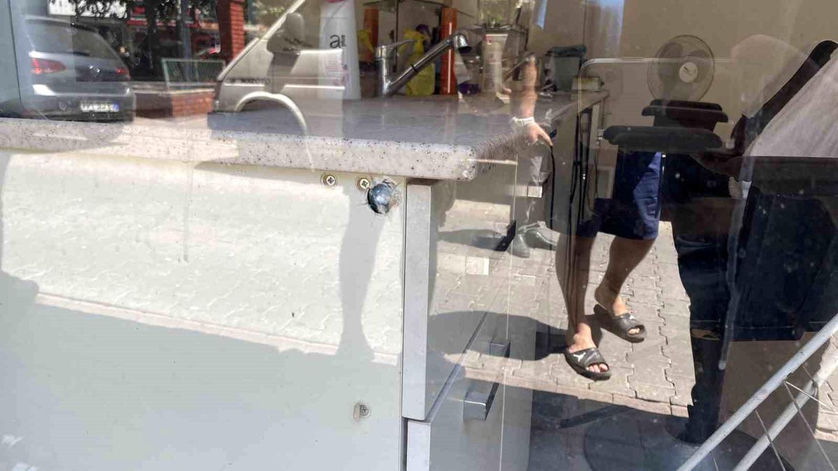 Aydın\'da Spotçunun Camında Esrarengiz Çatlaklar Bulundu