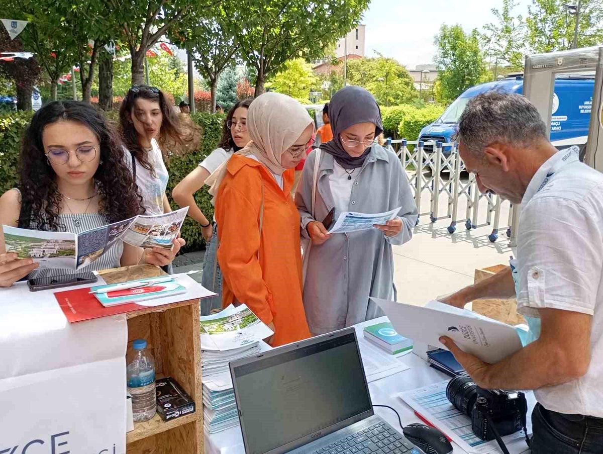 Düzce Üniversitesi, Ankara\'da öğrenci adaylarıyla buluştu