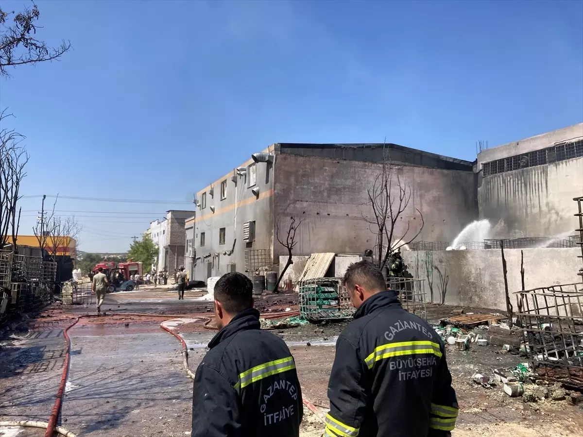 Gaziantep\'te boya fabrikasında çıkan yangın söndürüldü