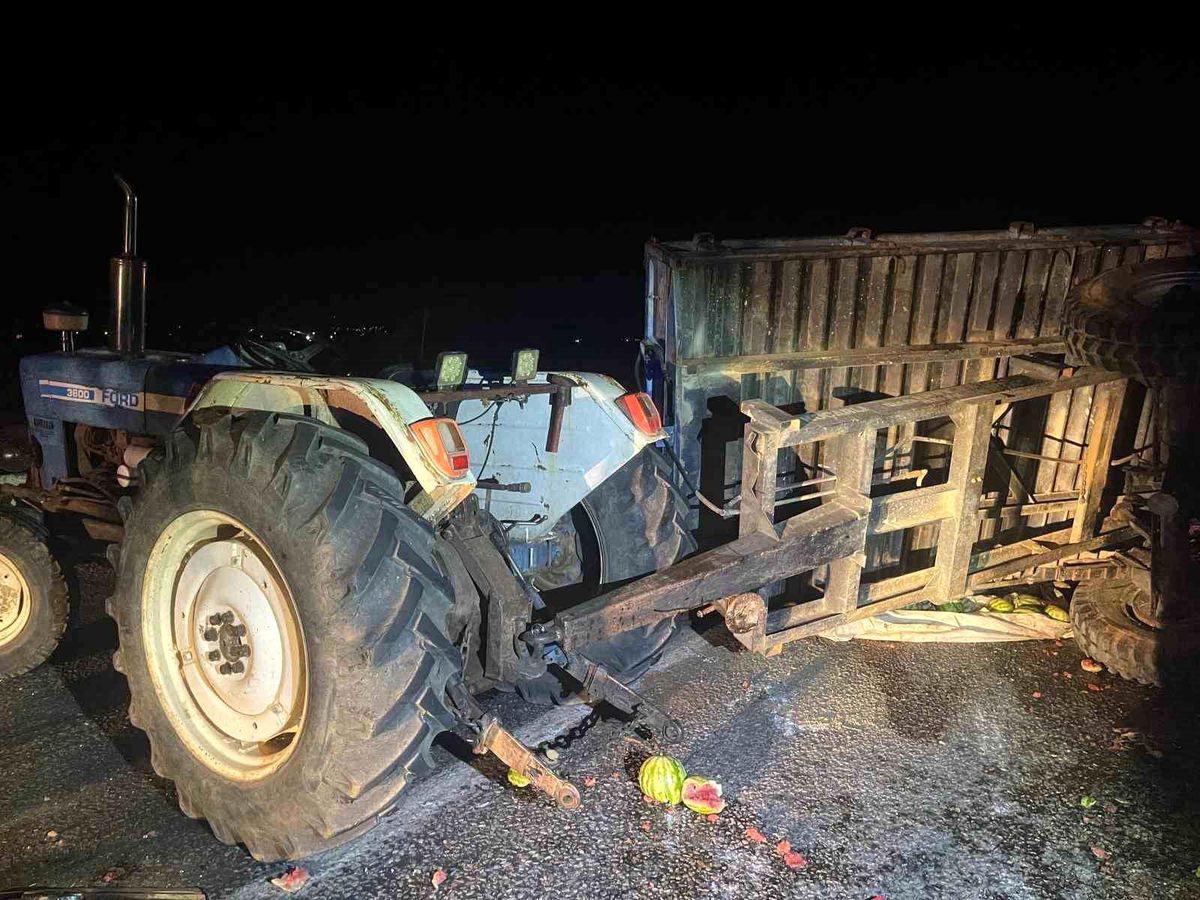 Manisa\'da traktör ve hafif ticari araç çarpıştı: 6 yaralı