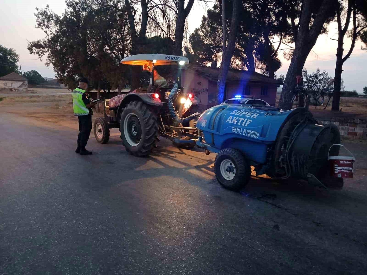 Manisa\'da yapılan trafik uygulamasında 13 şahıs yakalandı