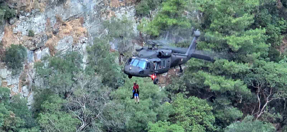 Balıkesir\'de Şahindere Kanyonu\'nda mahsur kalan 10 kişi helikopter ile kurtarıldı