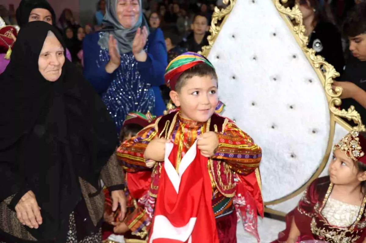 Şehit annesi, sünnet düğününde torununa Türk bayrağını hediye etti