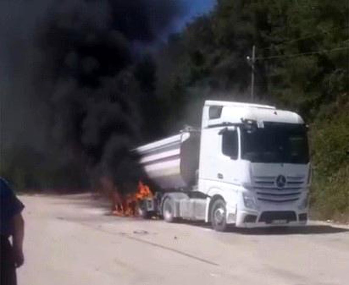 Sinop\'ta hafriyat yüklü kamyonun lastikleri alev aldı
