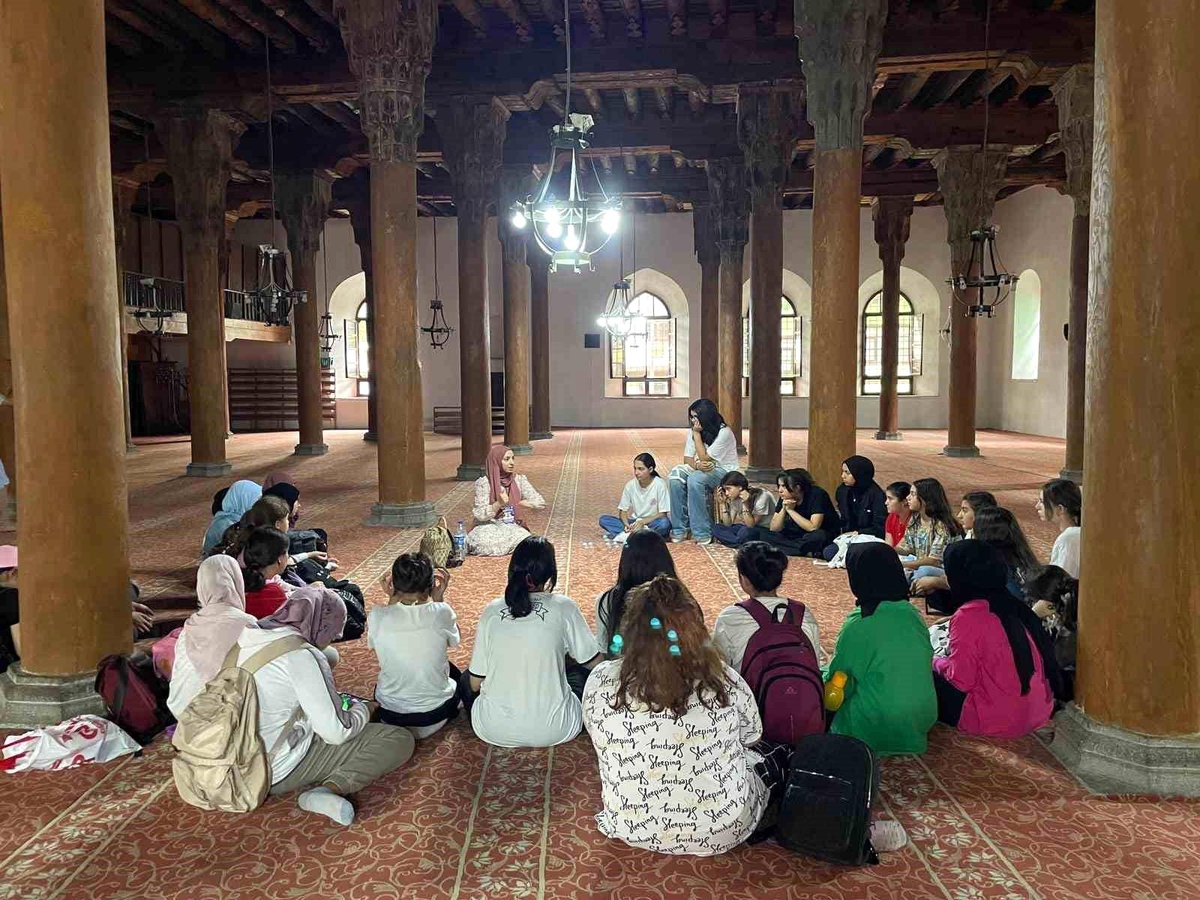 Afyonkarahisar\'da Gençlere Tarihi Camii ve Dini Mekanlar Gezdirildi