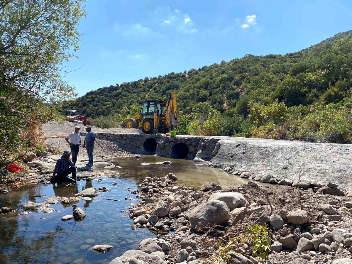 Yunusemre Belediyesi Örselli ve Maldan Mahallesi arasında menfez çalışması yaptı