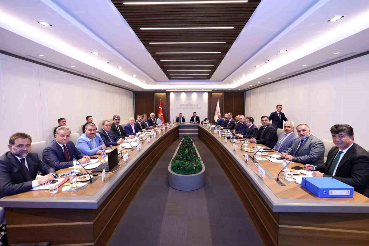 AK Parti Erzurum Heyeti Bakan Murat Kurum\'u Ziyaret Etti