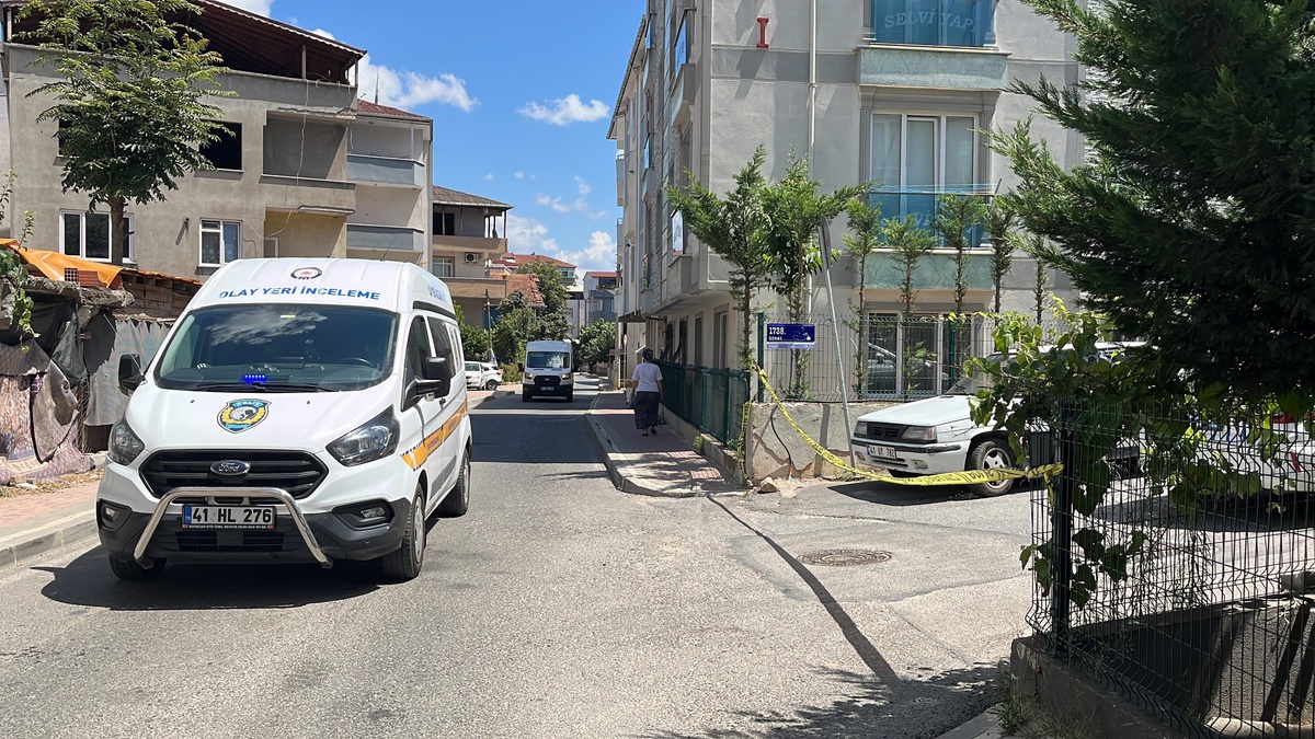 Gebze\'de Borç Tartışması Kanlı Bitti: 3 Yaralı