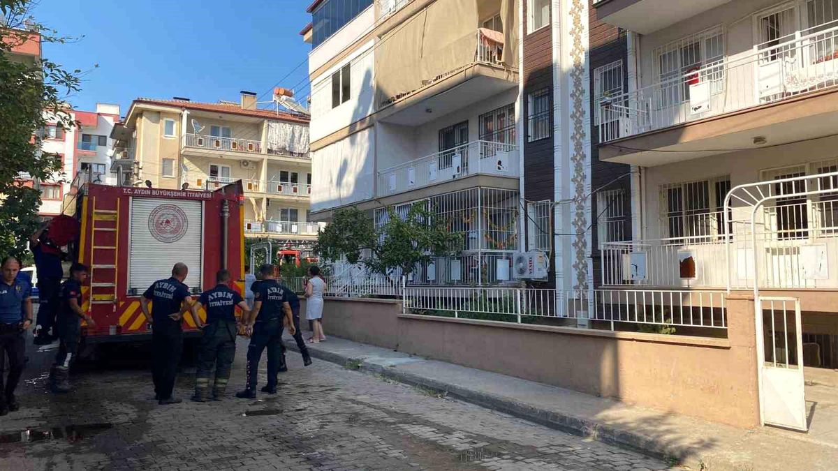 Aydın\'da balkonda çıkan yangın itfaiye ekipleri tarafından söndürüldü