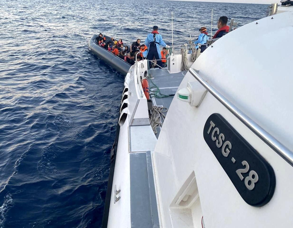 Çanakkale\'de Sahil Güvenlik ekipleri 49 kaçak göçmeni yakaladı