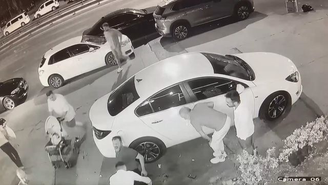 Eğlence mekanı önünde silahlı saldırı! Baba ve bebeği son anda kurtuldu Eğlence mekanı önünde silahlı saldırı! Baba ve bebeği son anda kurtuldu