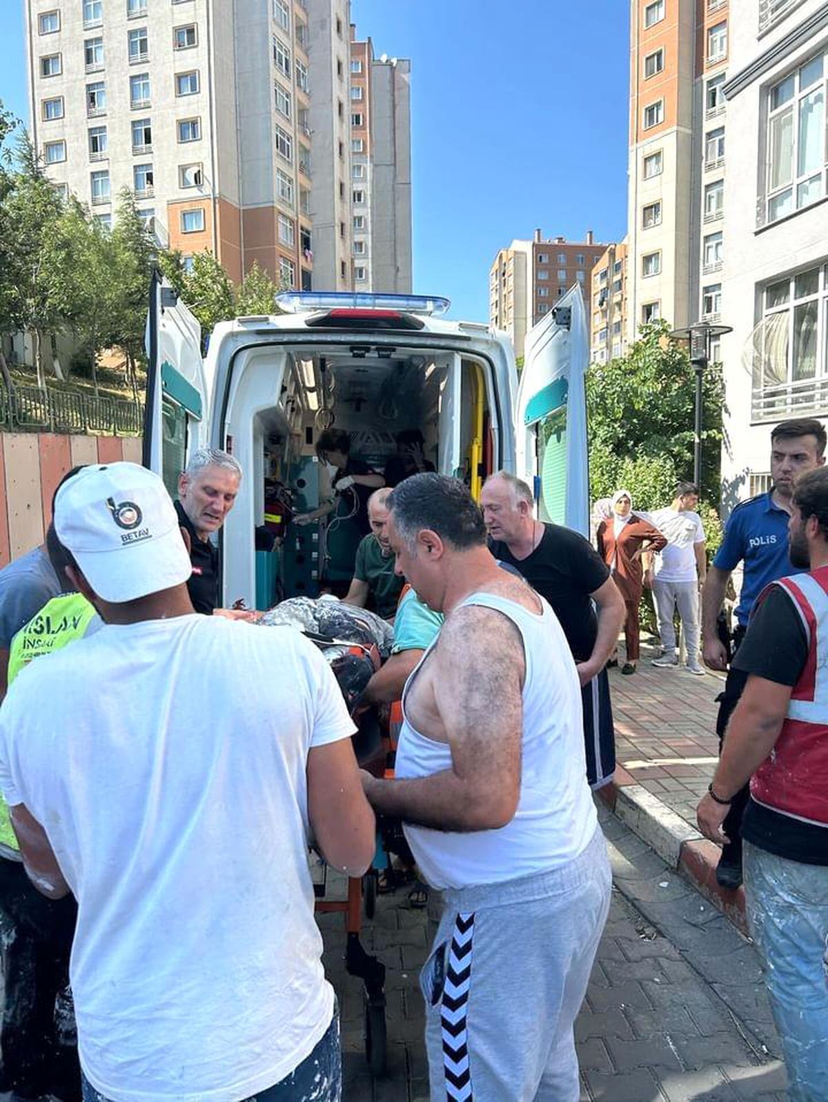 Başakşehir\'de İskele Çöktü: 2 İşçi Yaralandı