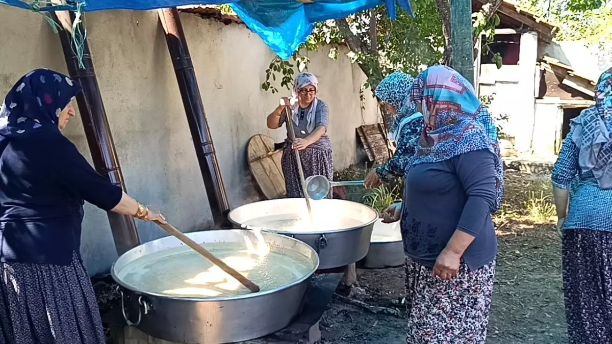 Köy Kadınları Geleneksel Aşure Etkinliği Düzenledi