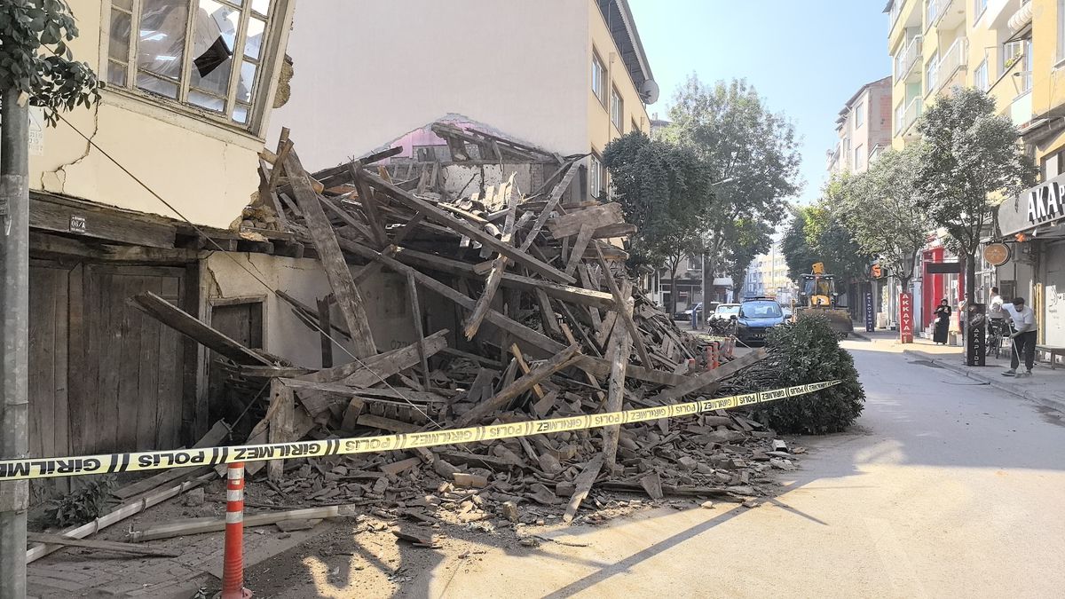 İnegöl\'de Metruk Bina Çöktü