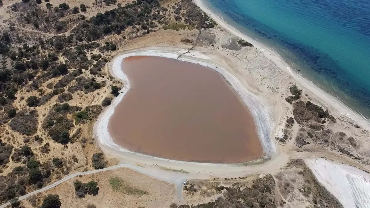 Çanakkale\'deki Kalpli Göl Pembe Renge Büründü