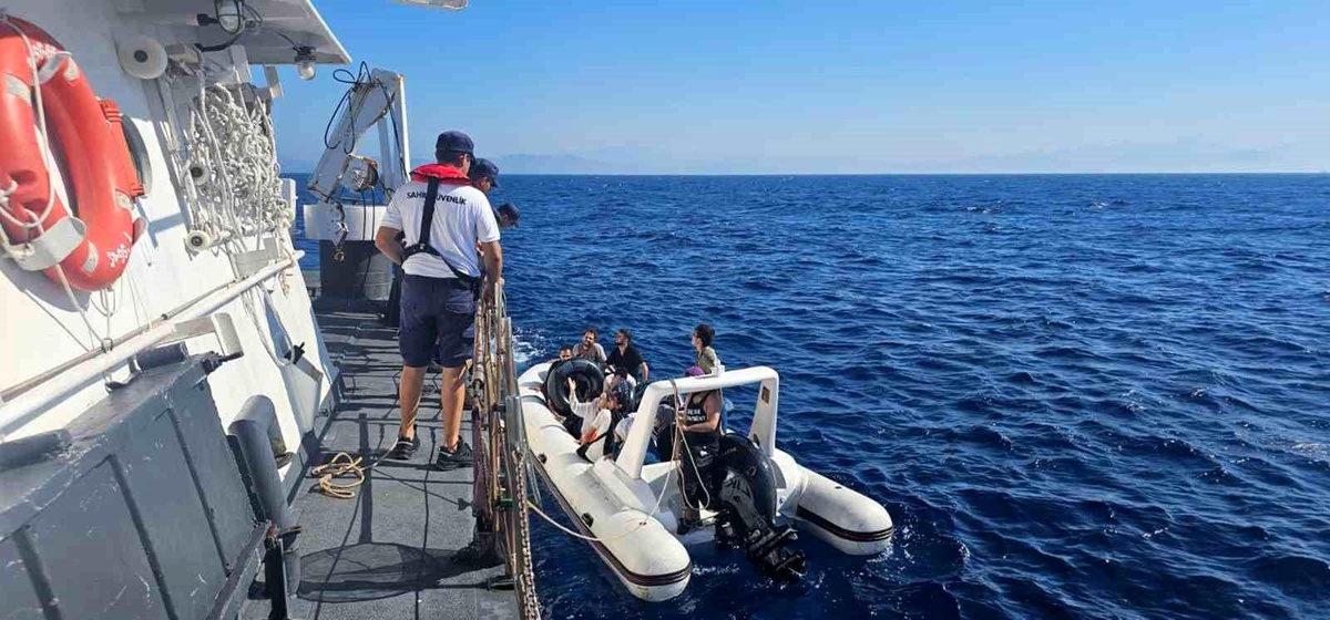Muğla\'da Arızalanan Lastik Botlardaki Göçmenler Kurtarıldı
