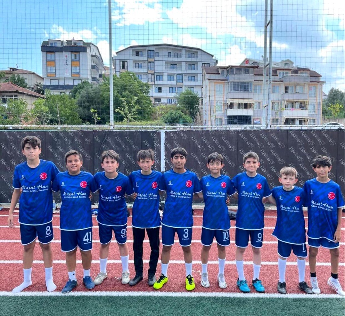 Elazığsporlu Futbolcular, Kocaeli\'deki Gençlere Forma Yaptırdı