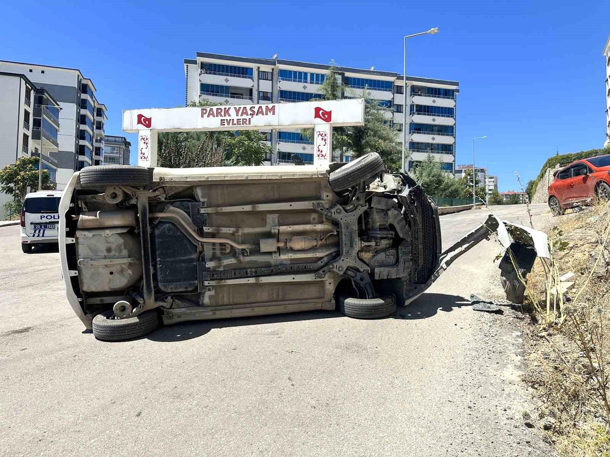 Elazığ\'da Kontrolden Çıkan Otomobil Yan Yattı