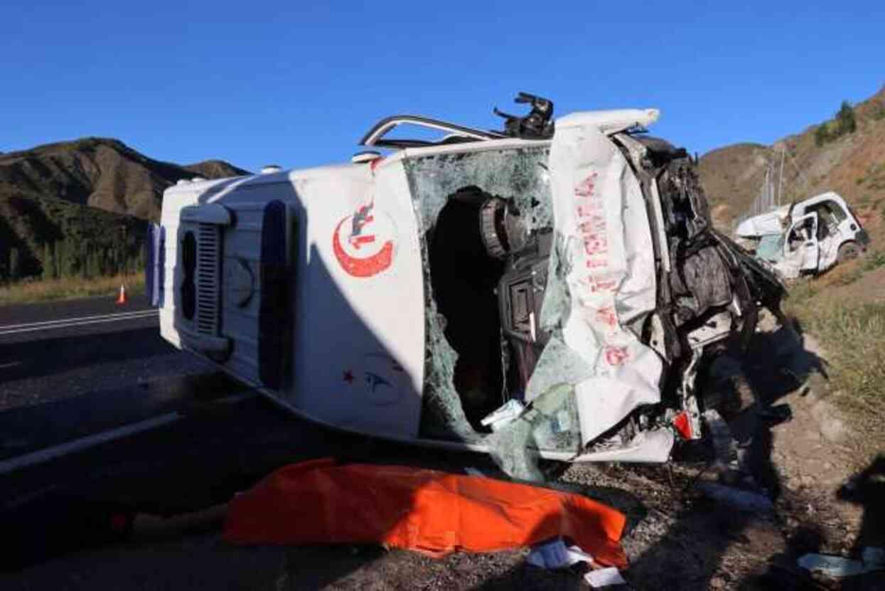 Erzurum'da ambulans ile ticari araç çarpıştı! 4 kişi öldü, 1 kişi ağır yaralandı