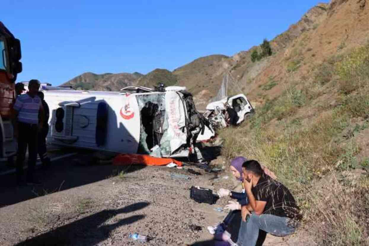 Erzurum'da ambulans ile ticari araç çarpıştı! 4 kişi öldü, 1 kişi ağır yaralandı