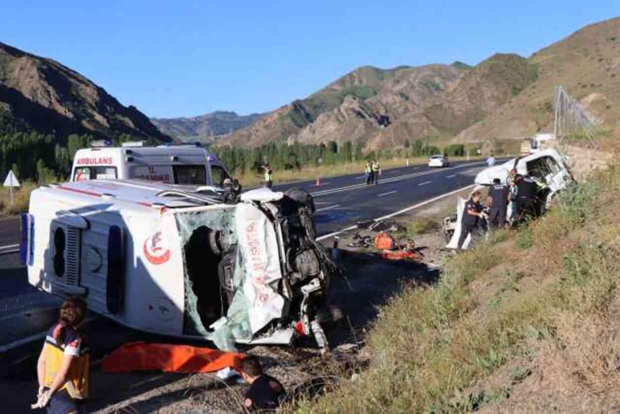 Erzurum'da ambulans ile ticari araç çarpıştı! 4 kişi öldü, 1 kişi ağır yaralandı