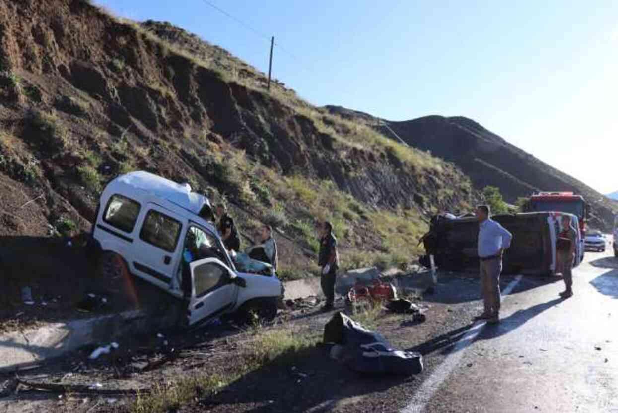 Erzurum'da ambulans ile ticari araç çarpıştı! 4 kişi öldü, 1 kişi ağır yaralandı