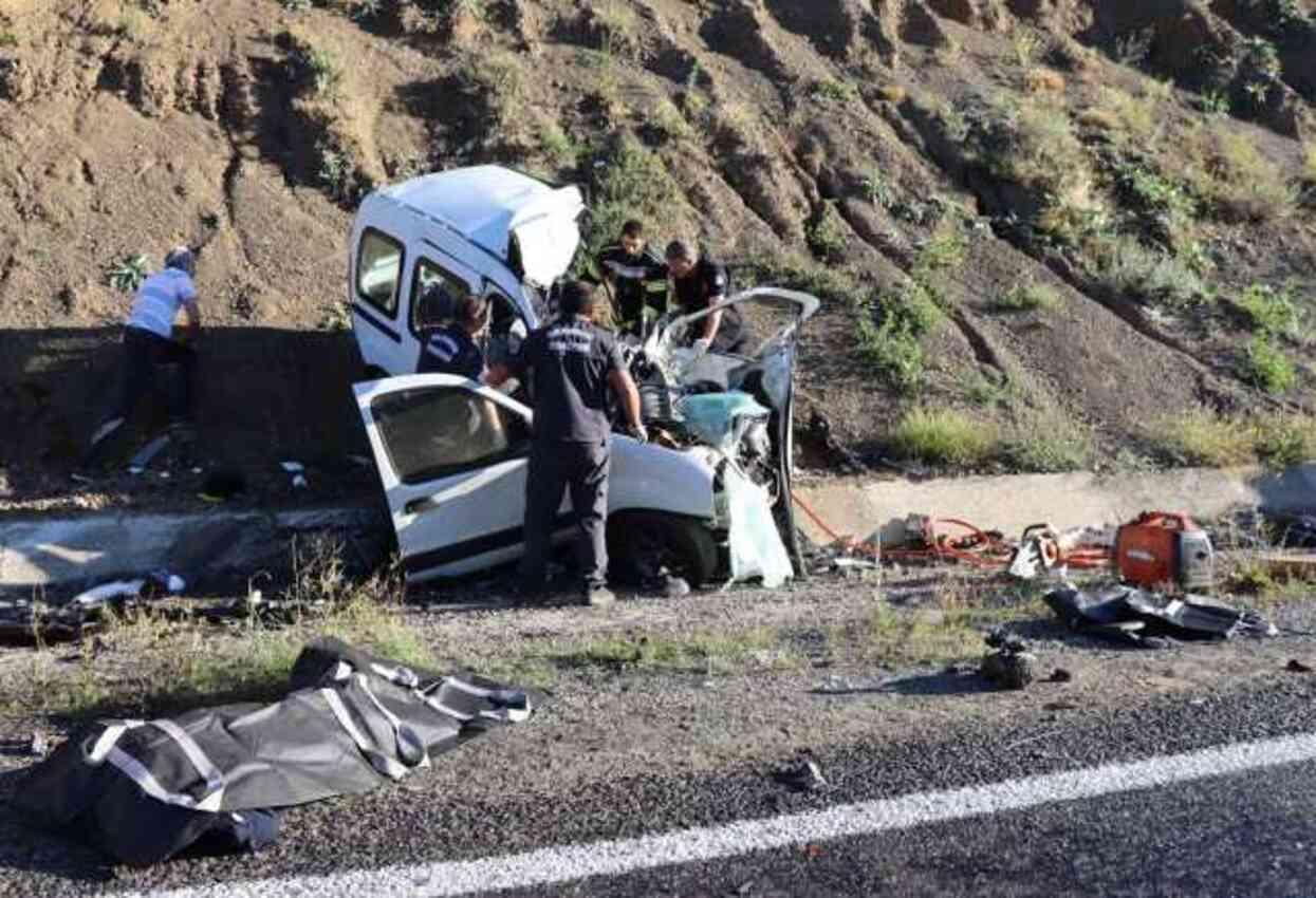 Erzurum'da ambulans ile ticari araç çarpıştı! 4 kişi öldü, 1 kişi ağır yaralandı