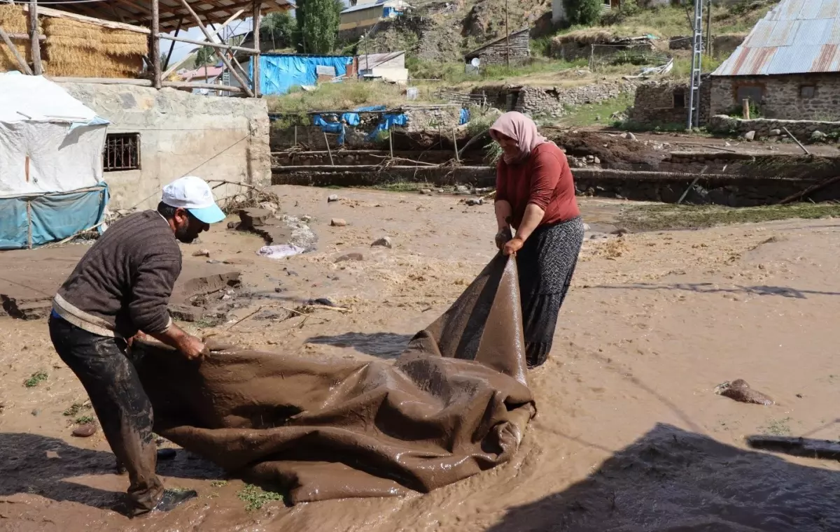 Erzurum Oltu\'da Sağanak Sele Yol Açtı