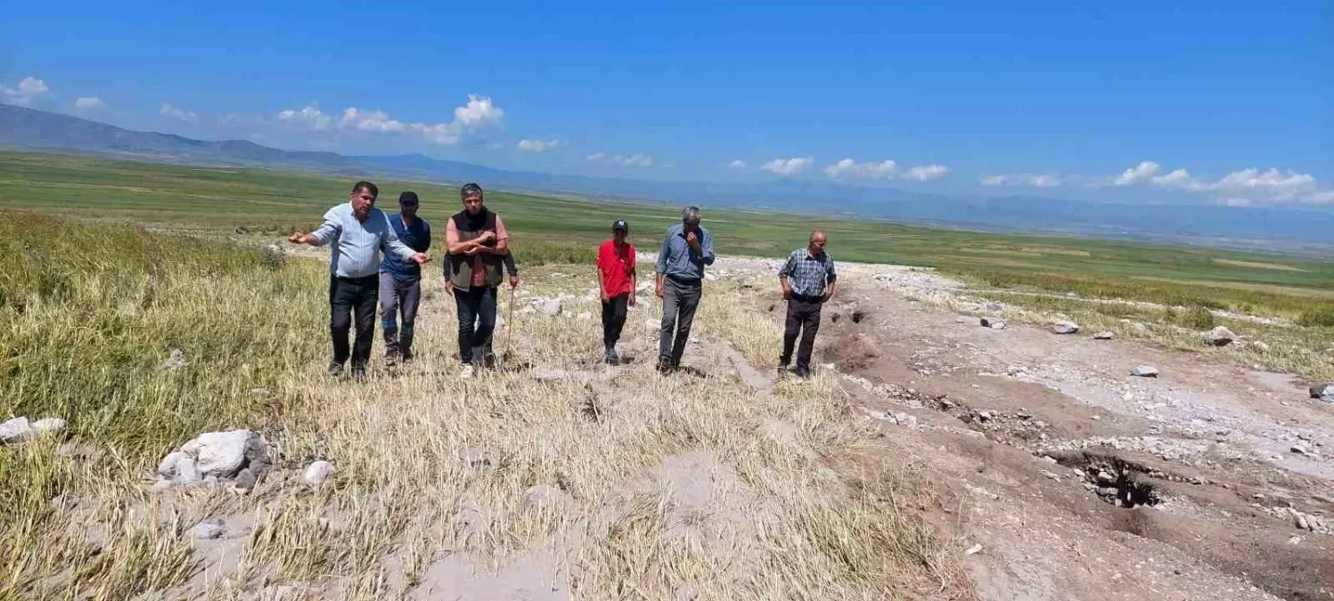 Kars\'ta Sağanak Yağmur ve Dolu Tarım Arazilerine Zarar Verdi