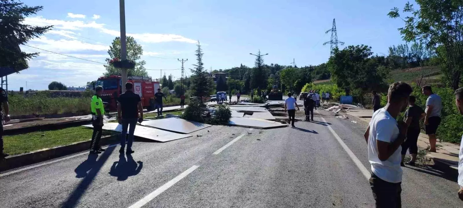 Kastamonu Taşköprü\'de Tır Devrildi, Sürücü Yaralandı