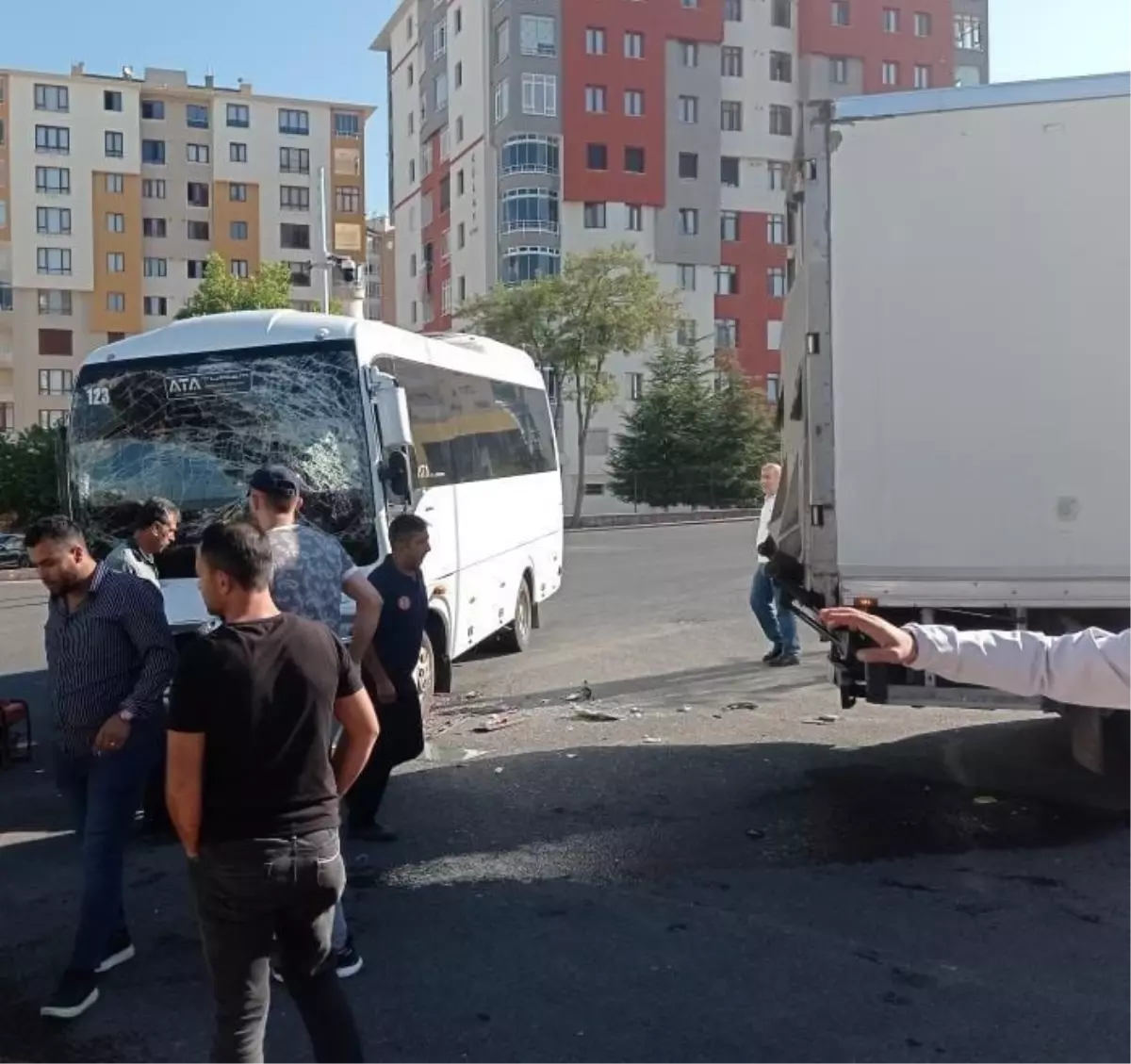 Kamyon ile servis midibüsü çarpıştı: 10 yaralı