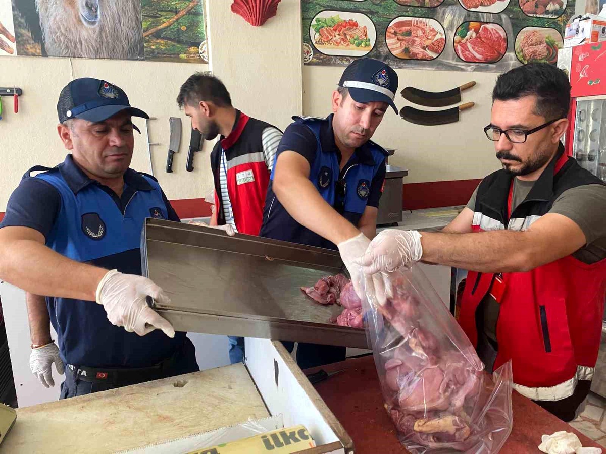 Adıyaman\'da Ruhsatsız Kasapta Tarihi Geçmiş ve Etiketsiz Et Bulundu