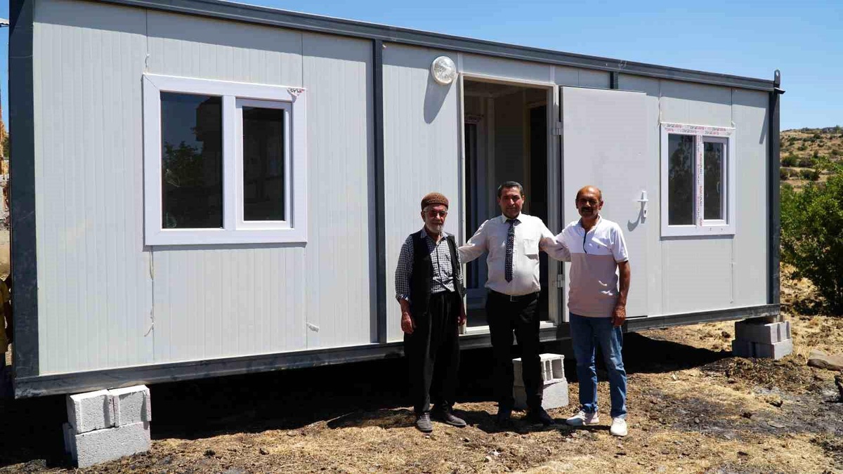 84 yaşındaki deprem mağduru Memik Tekler\'e Şehitkamil Belediyesi\'nden yardım
