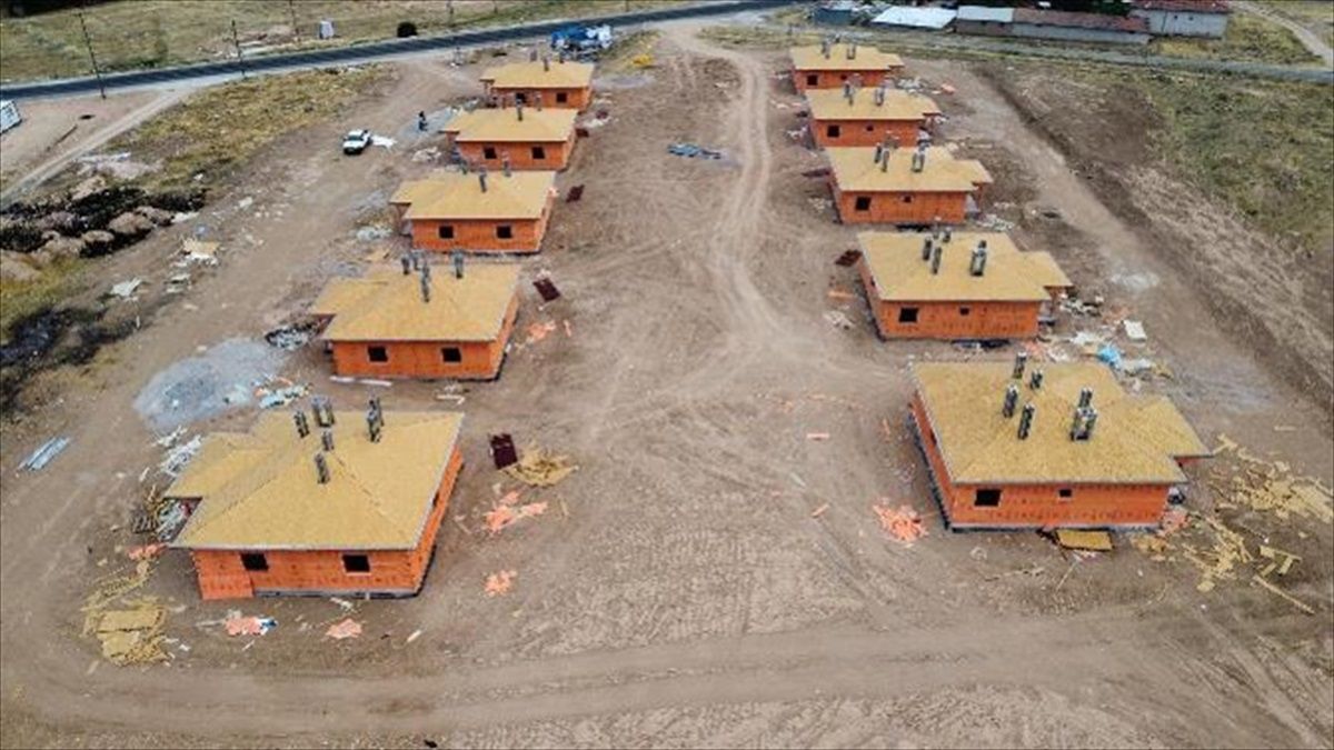 Malatya\'da Depremlerden Etkilenen Köy Konutlarının İnşaatı Devam Ediyor